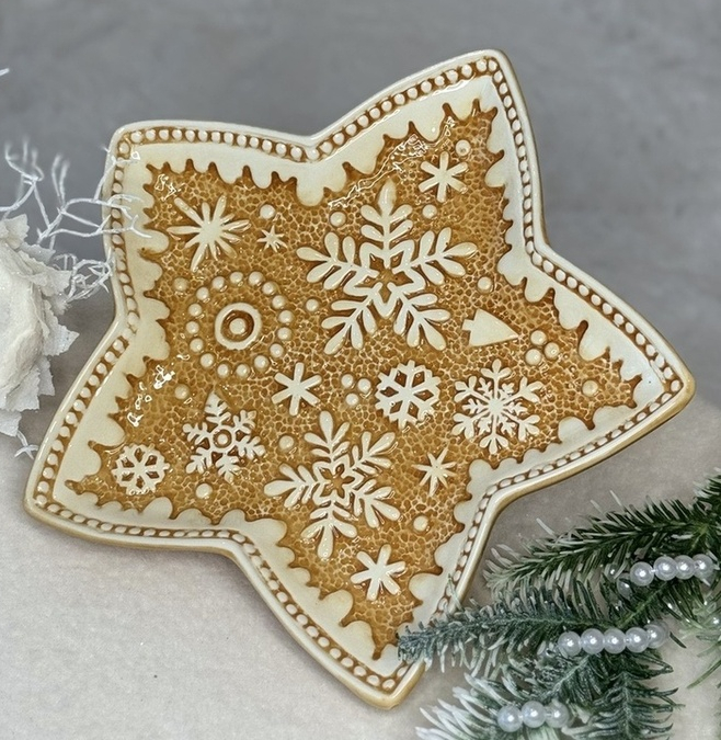 🧡Новорічна фігурна тарілка у формі Зірки з милим зимовим візерунком Сніжинки 23х21х2.5 см, фото 1