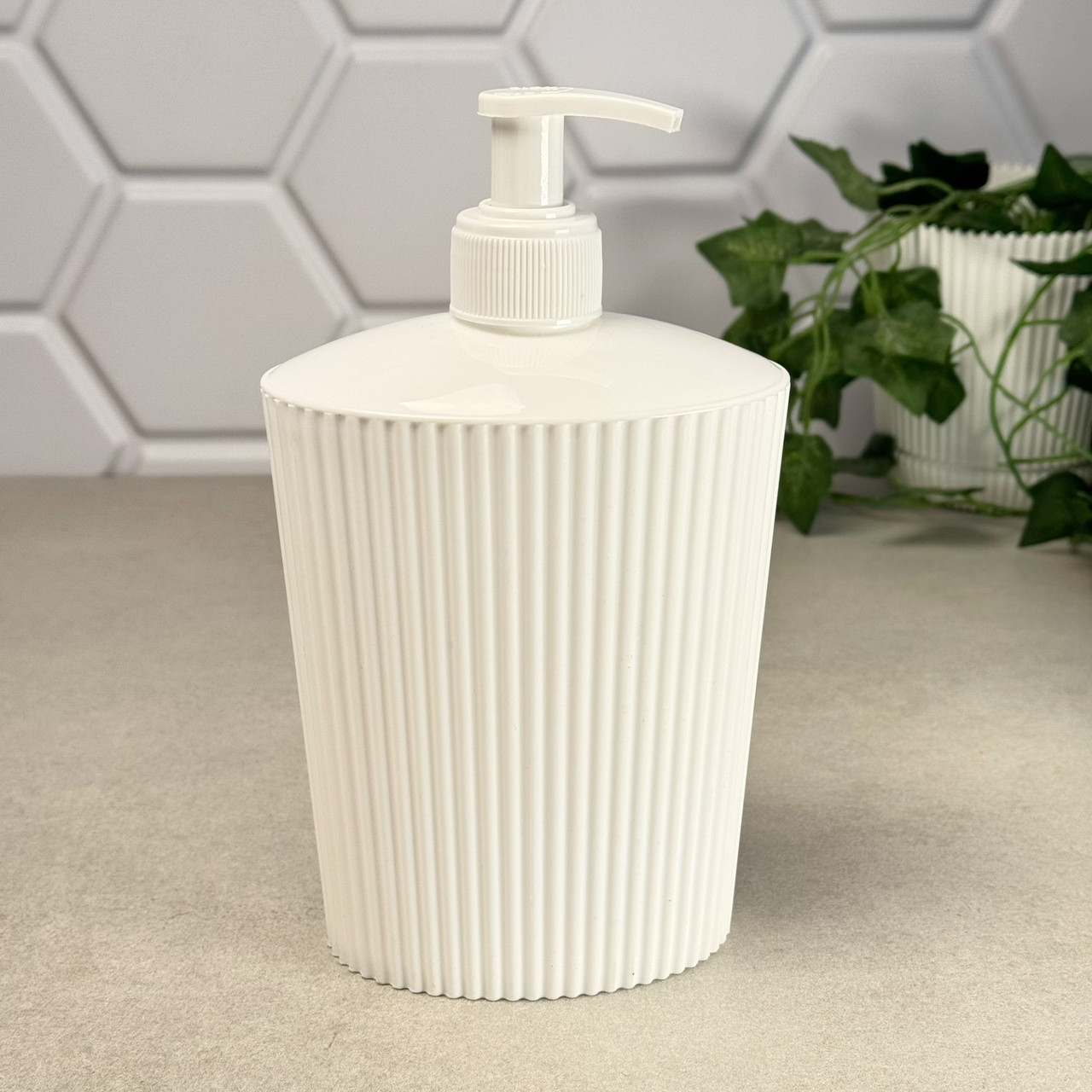 Дозатор для рідкого мила пластиковий Line 0,5 л білий Ozer CZ-015