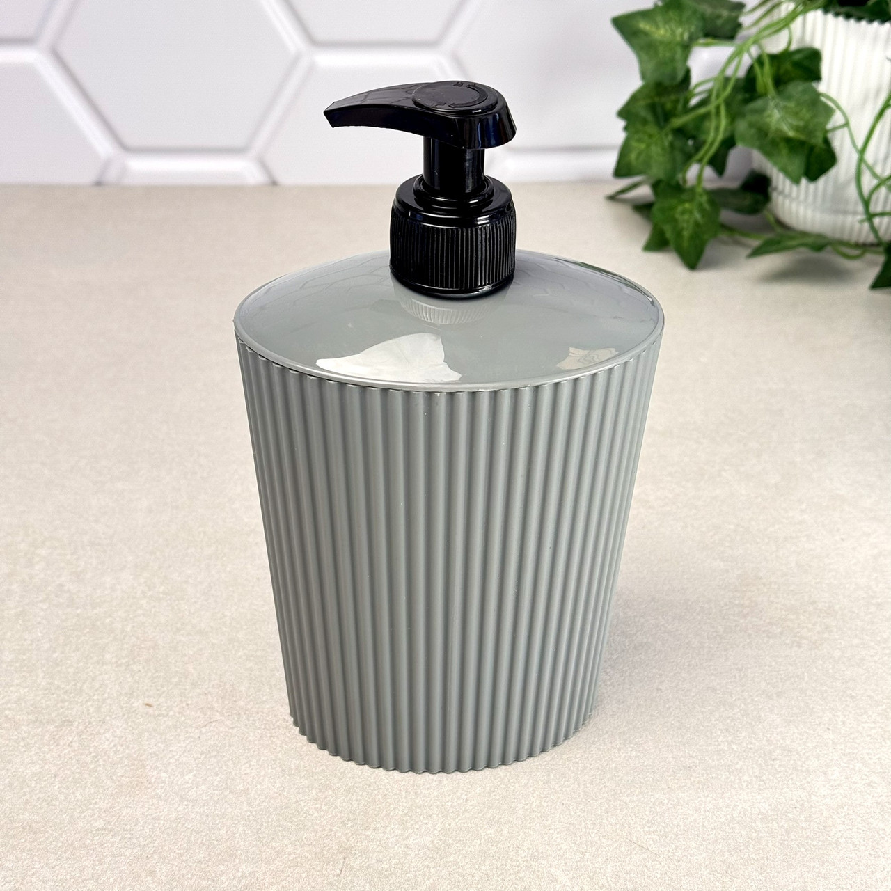 Дозатор для рідкого мила пластиковий Line 0,5 л сірий Ozer CZ-015