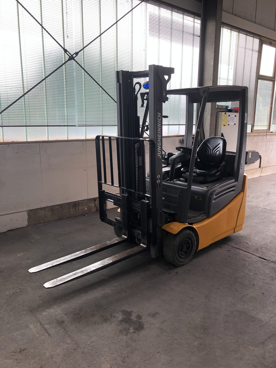 Електричний вилковий навантажувач Jungheinrich EFG215 Li-Ion, фото 1