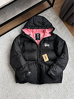 Жіночий зимовий пуховик Stussy чорний з рожевою підкладкою | Тепла куртка oversize з капюшоном на блискавці | Водовідштовхувальний