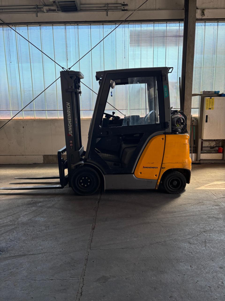 Газовий вилковий навантажувач Jungheinrich TFG 320s, фото 1