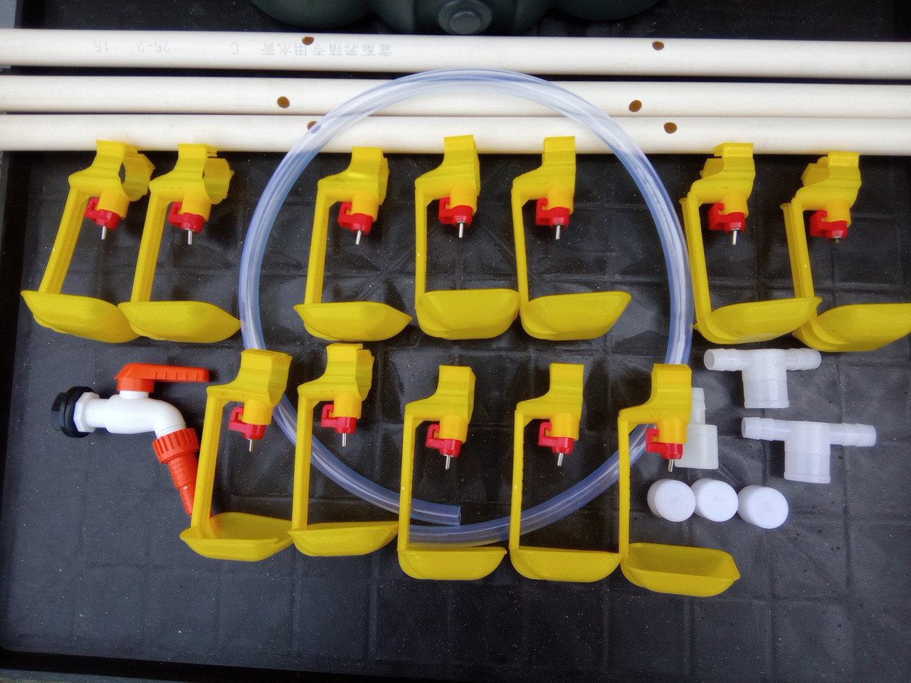 Комплект ніпельних поїлок НОВИЧОК 75 12 полилок на 75 курей, перепелів, індичок КНП75