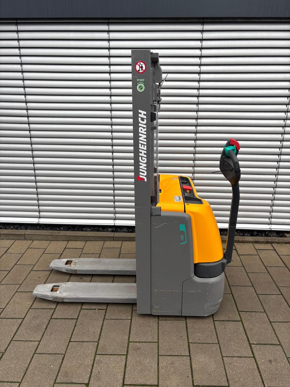 Штабелер электрический Jungheinrich EJC 110 Lithium - nur 129 Stunden Einbauladegerät, фото 1
