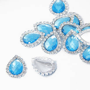 Стрази — Кабошони Акрил, навколо Стрази гірський Кришталь Клас А в основах Латунь кольору Срібло, Капля, Плоскі