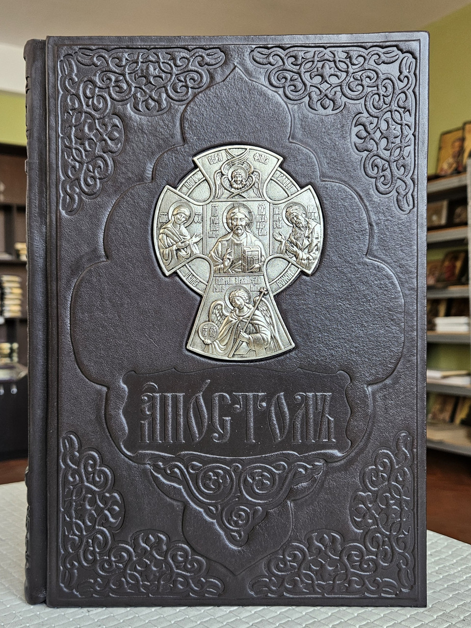 Книга Апостол богослужбовий на слов'янській мові в шкіряній палітурці з композиционним хрестом,розмір книги20*30, фото 1