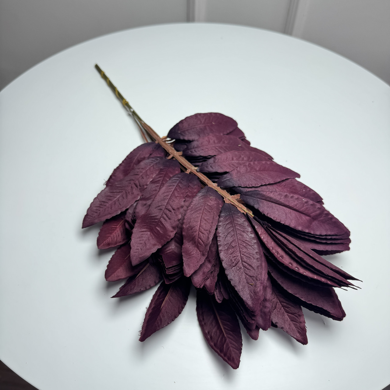 Штучна гілка лавровий лист бордовий , 45 см, 12 шт./пач., фото 1