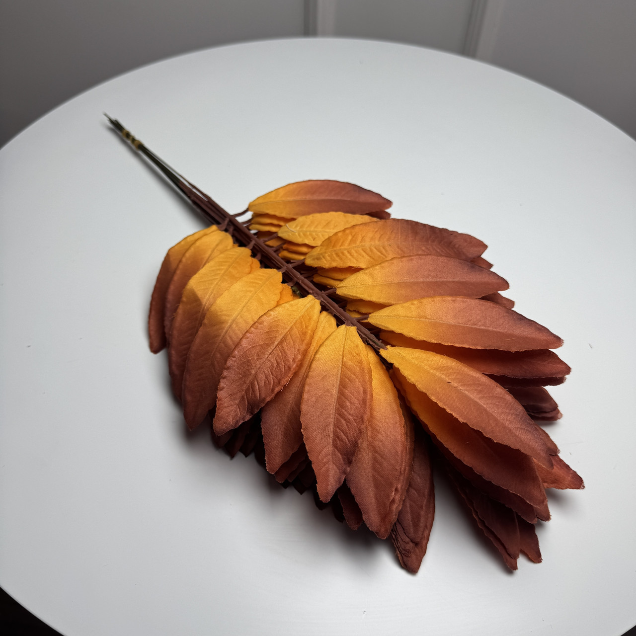 Штучна гілка лавровий лист помаранчево-коричневий, 45 см, 12 шт./пач., фото 1