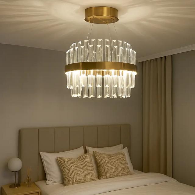 стельова люстра над ліжком у сучасному інтер'єрі з м’яким теплим світлом