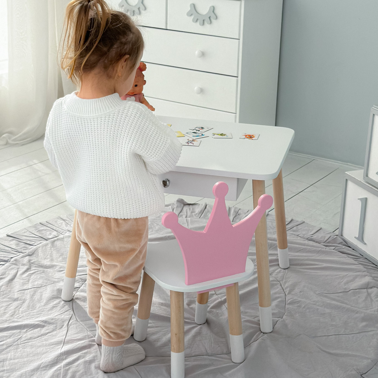 Дитячий столик білий і стільчик корона біло-рожевий. Столик із шухлядою для олівців і розмальовок 56787, фото 1