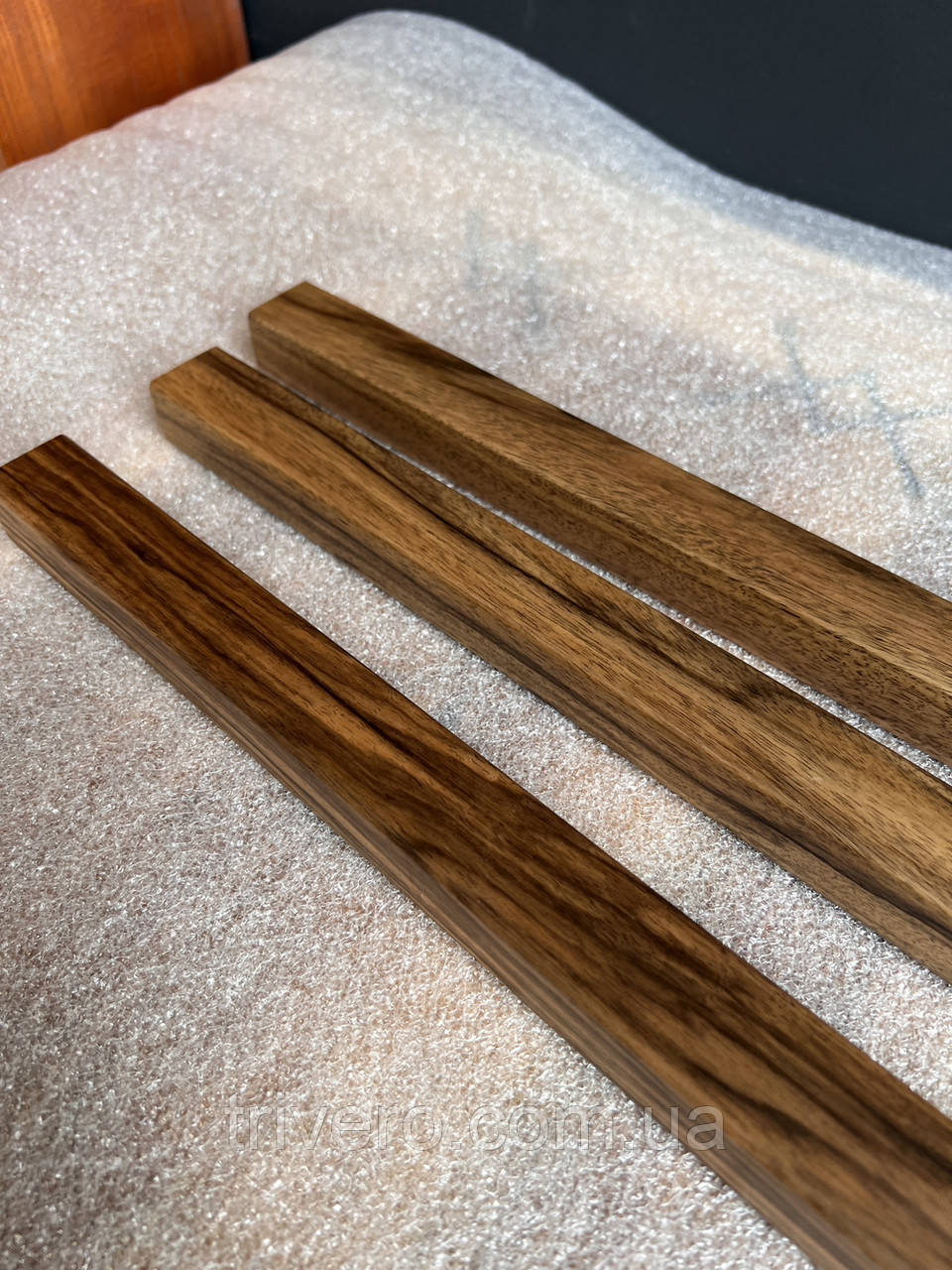 Меблева ручка довга наклдана з дерева  ( Г- подібна ) ГОРІХ, фото 1