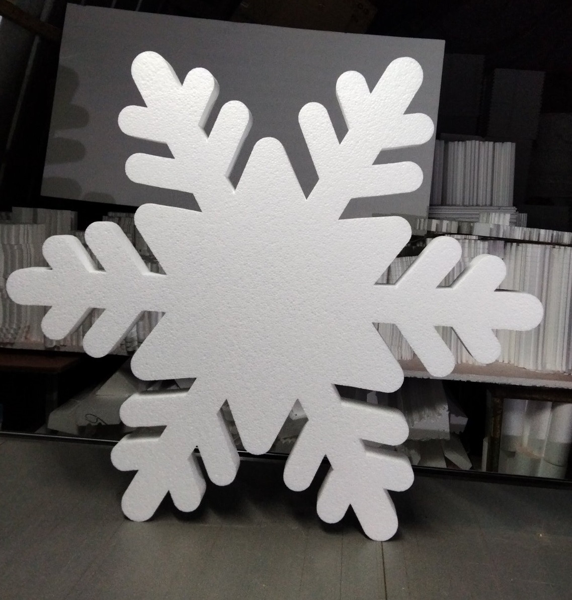 Сніжинка № 04 з пінопласту 100 см — новорічна прикраса, декор для вітрин і фасадів, фото 1
