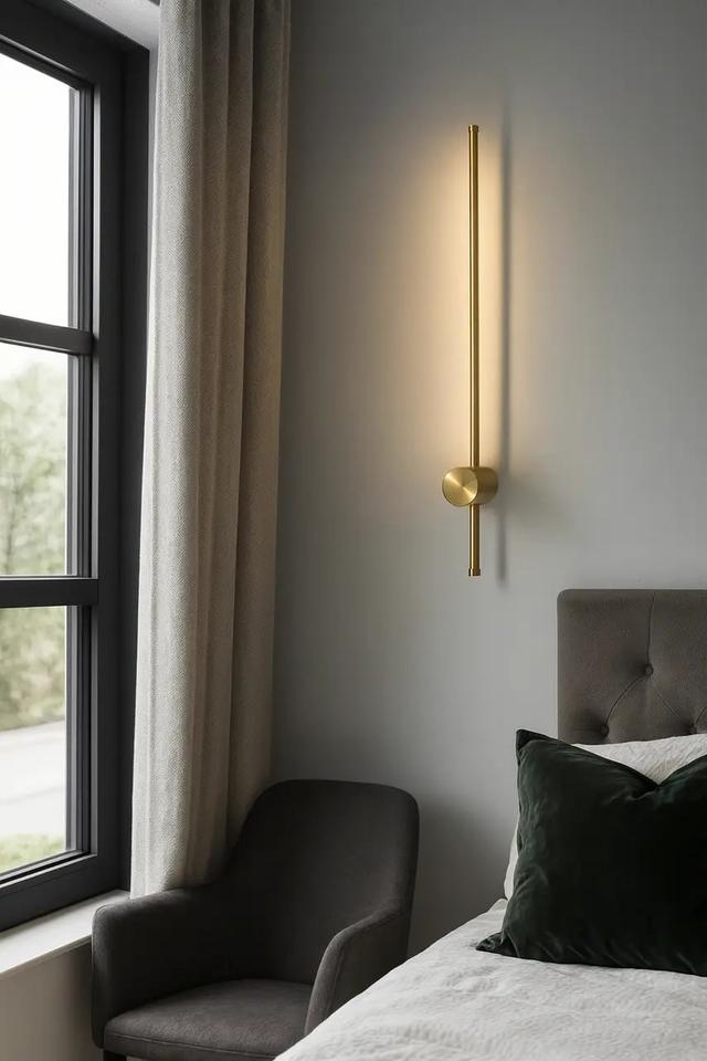 вузьке бра біля дверного отвору спальні