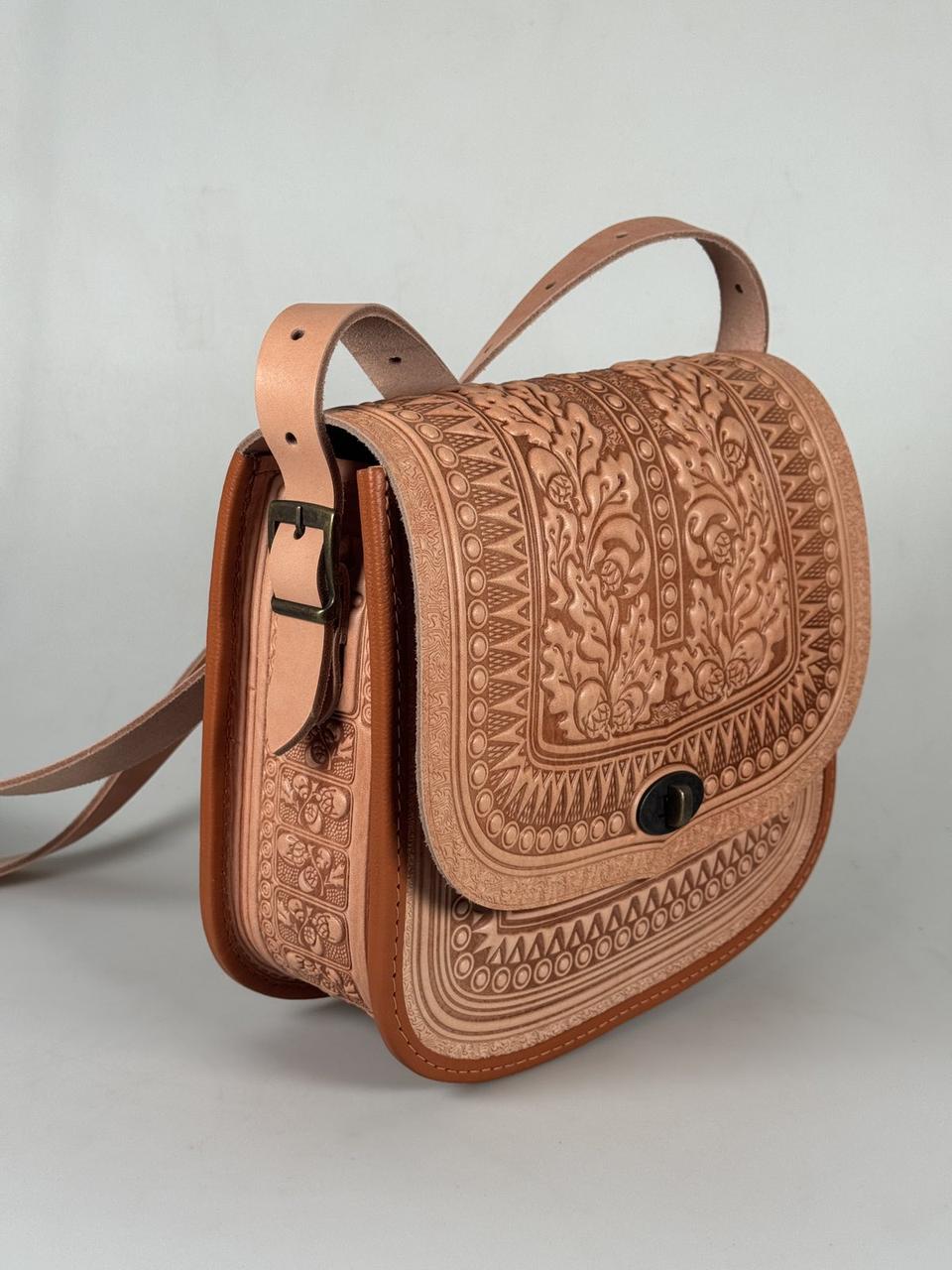Авторська шкіряна сумка жіноча "Дубок" ручної роботи, сумка етнічна карпатська пудрова, фото 1
