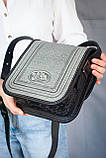 Сіра с чорним шкіряна сумка через плече жіноча прямокутна з орнаментом тисненням Етно, фото 3