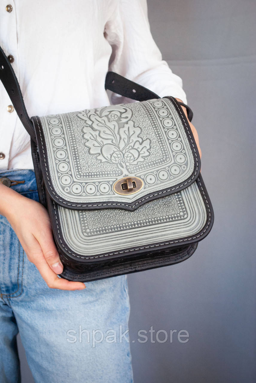Сіра с чорним шкіряна сумка через плече жіноча прямокутна з орнаментом тисненням Етно, фото 1