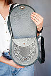 Сіра с зеленим шкіряна сумка через плече напівкругла з орнаментом тисненням бохо, фото 4