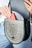 Сіра с зеленим шкіряна сумка через плече напівкругла з орнаментом тисненням бохо, фото 5