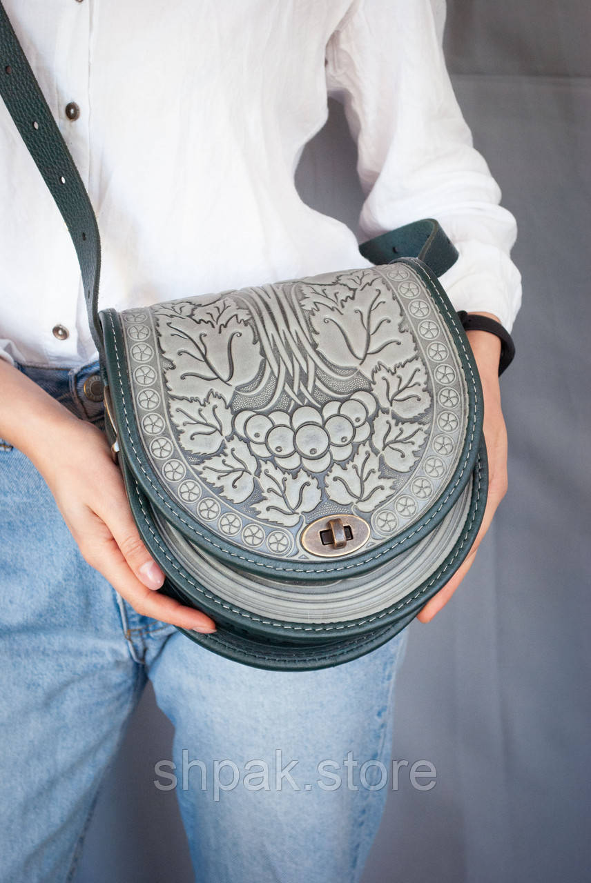 Сіра с зеленим шкіряна сумка через плече напівкругла з орнаментом тисненням бохо, фото 1