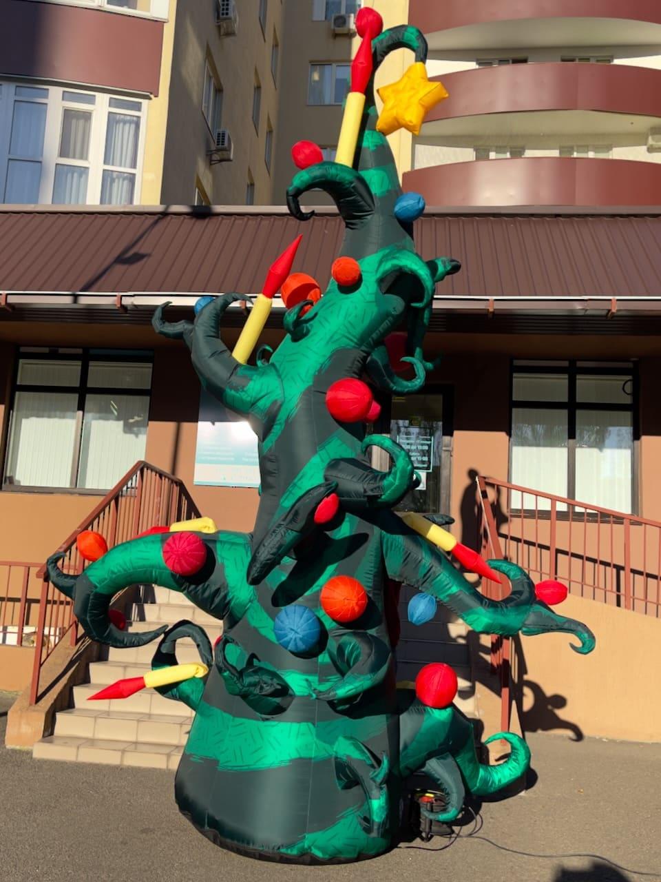 Надувна новорічна ялинка 400 см з вентилятором для святкового вуличного оформлення