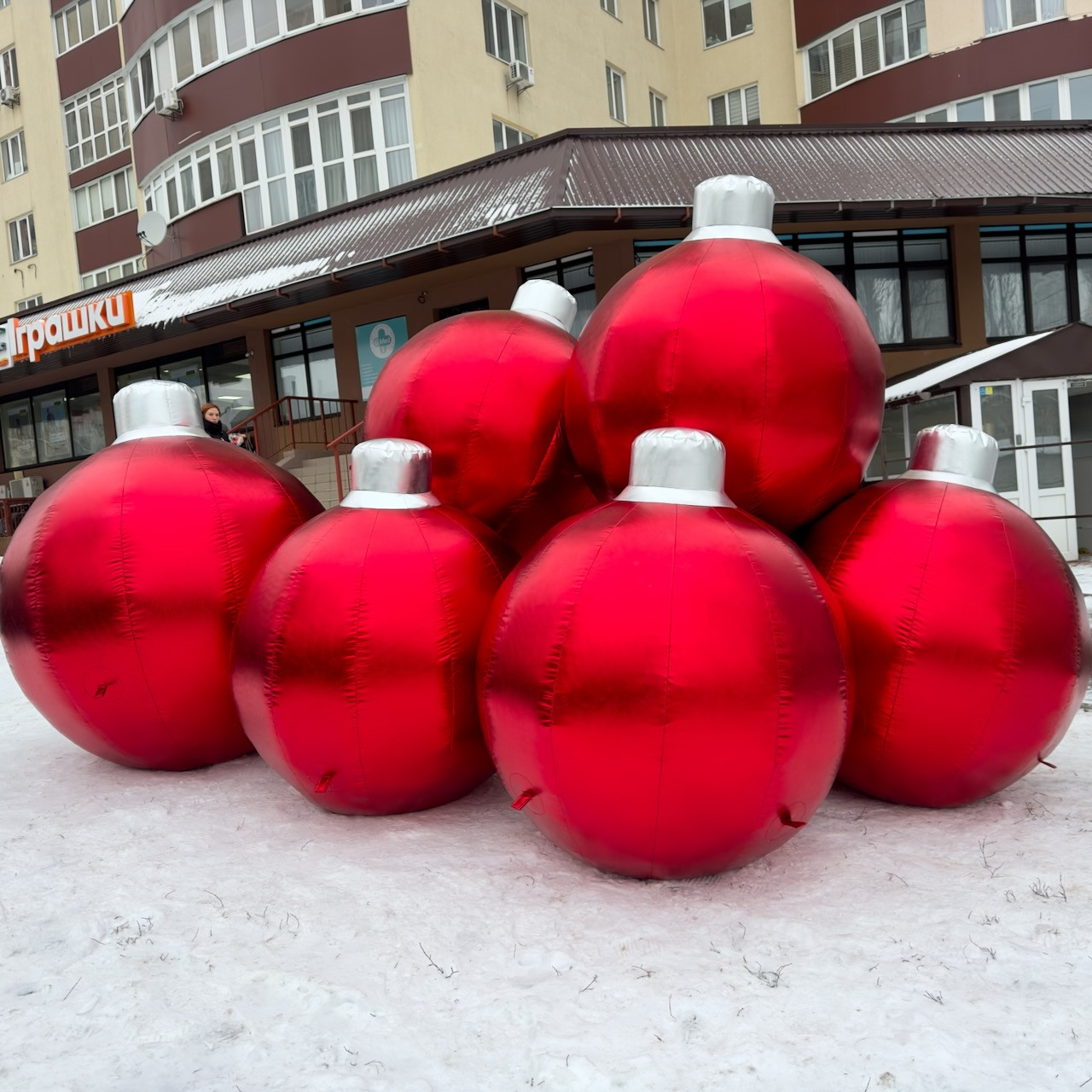Гігантська новорічна композиція куль 250×190 см з вентилятором для святкового вуличного оформлення