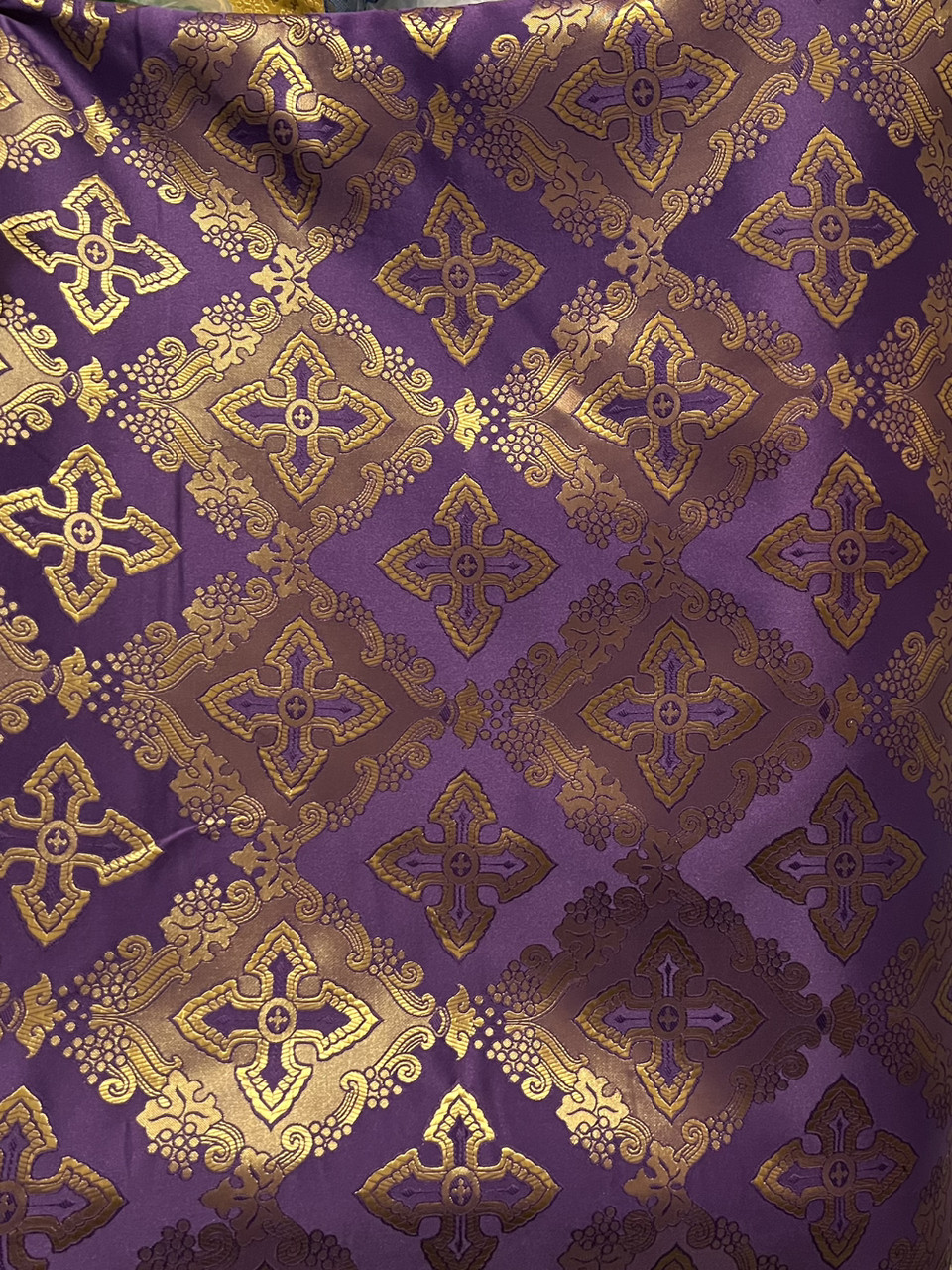 Тканина церковна Агапа шовк фіолетова з вірерунком золотистим шовком. Ткань церковная