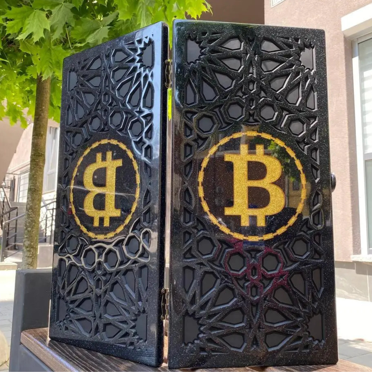 Нарди із чорного акрилового каменю Золотий Біткоїн 58×28×5см, фото 1