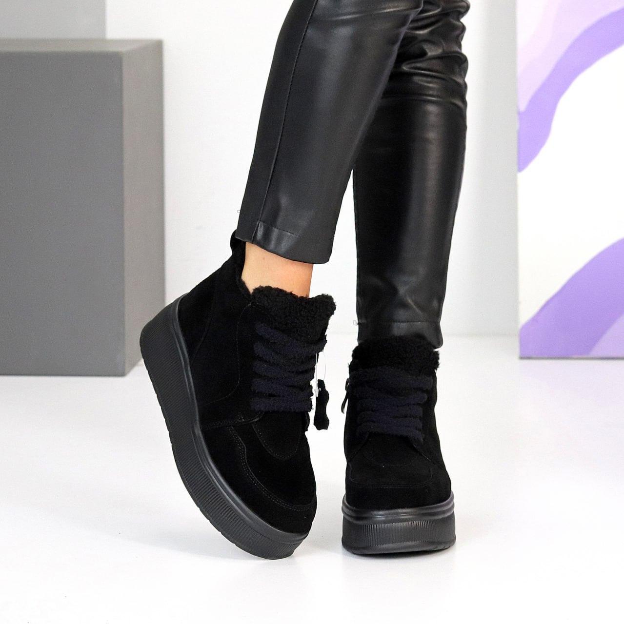 Жіночі зимові черевики з хутром тедді на шнурівці та блискавці чорні натуральна замша