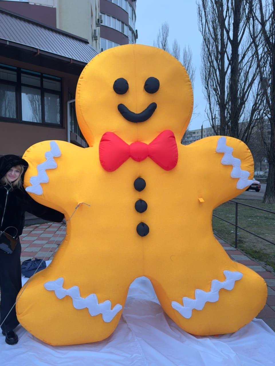 Надувна різдвяна фігура пряниковий чоловічок 350 см з вентилятором для святкового оформлення фасадів та входів