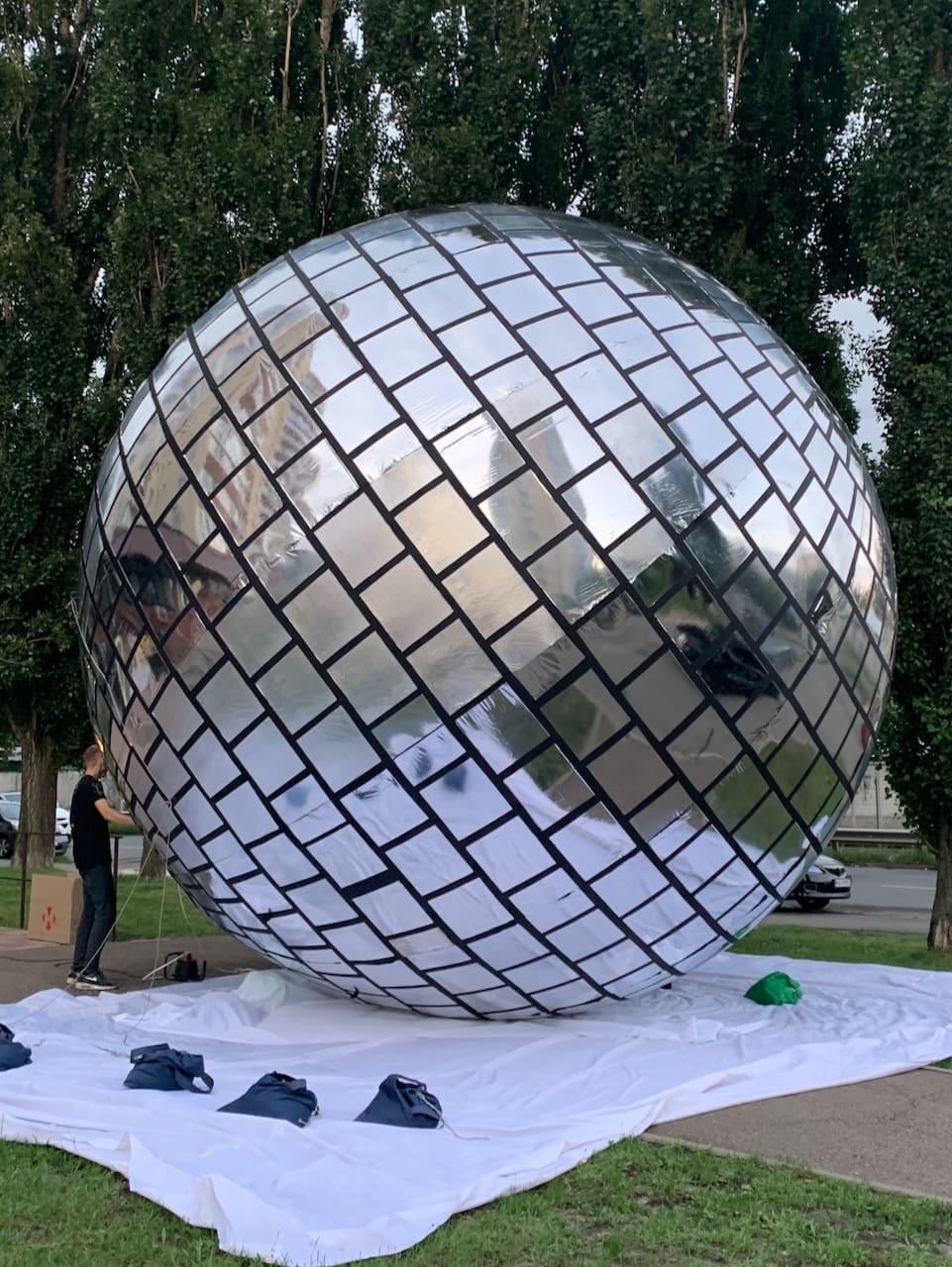 Надувна конструкція диско-куля 5 м з вентилятором для вечірок та сценічних майданчиків