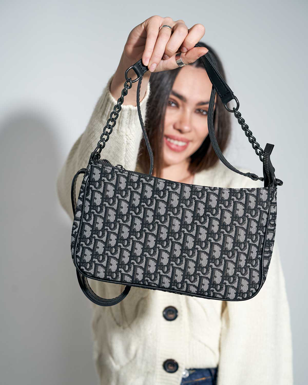 Жіноча сумка крос-боді Welassie з короткою ручкою і регульованим плечовим ременем чорного кольору «Луна»