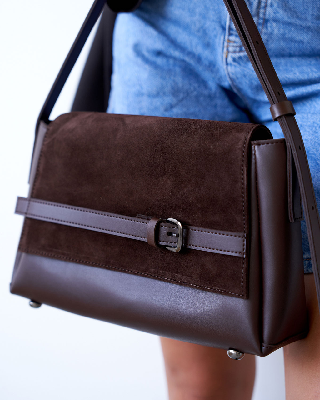 Жіноча сумка Welassie на одне велике відділення зі вставкою з натуральної замші коричневого кольору «Ліліт»