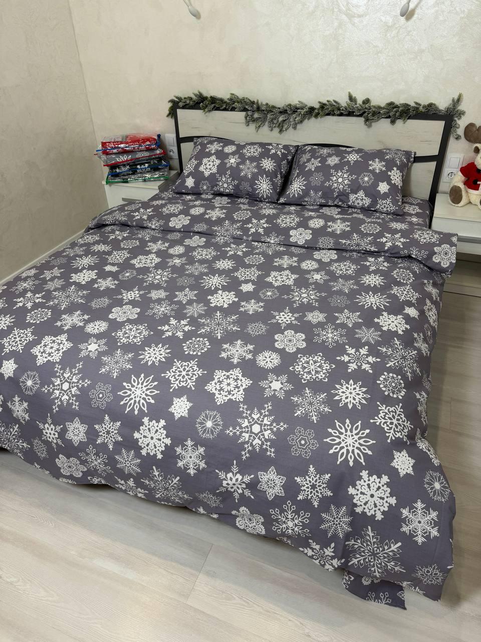 Новорічний комплект постільної білизни Сніжинки Півтораспальний