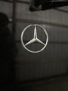 Задня емблема (пласт.) для Mercedes Vito W638 1996-2003 рр