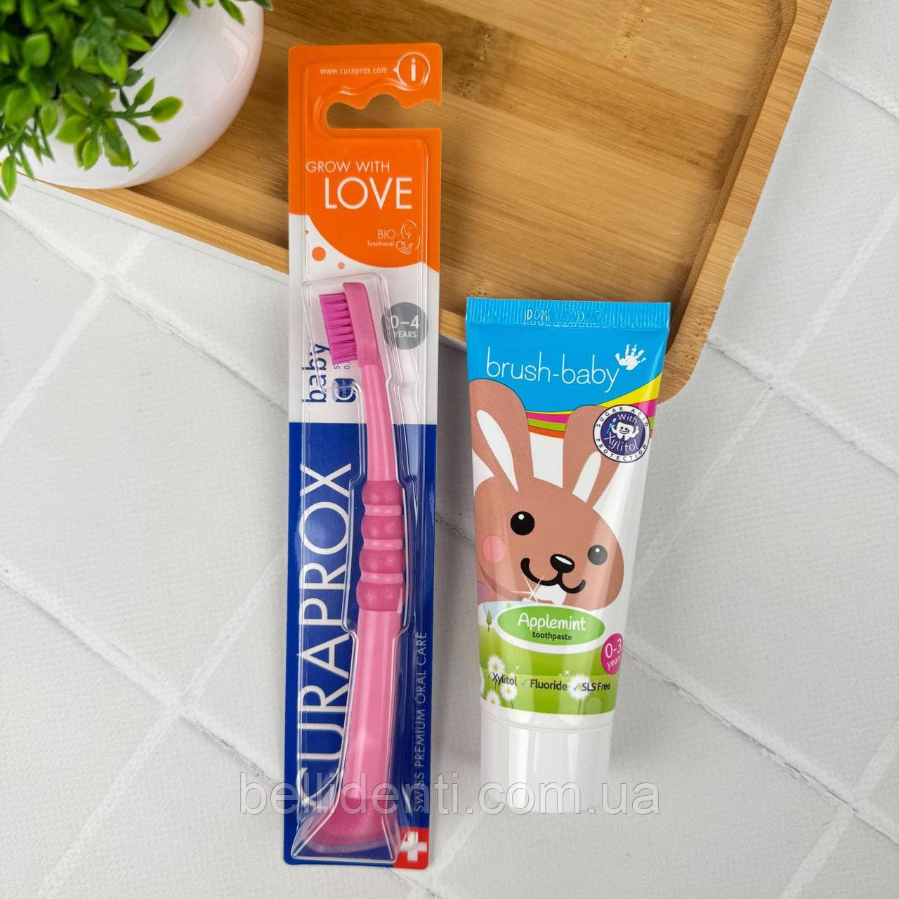 Набір від 0 до 3 років (щітка рожева з рожевим Curaprox Baby CuraKid + паста Brush-Baby зайчик, 50 мл)
