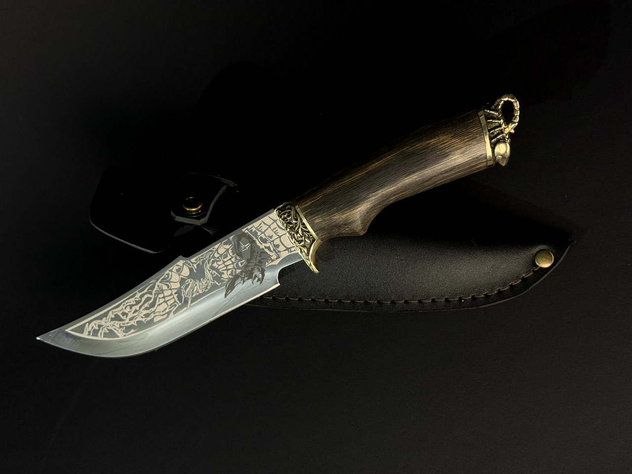 Подарунковий ніж для чоловіка Скорпіона. Ніж "Скорпіон" із дубовою рукояттю та лезом 40Х13 у шкіряному чохлі