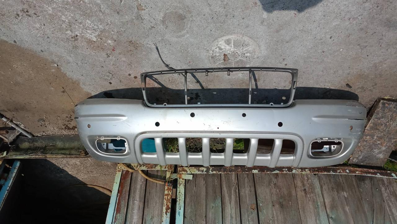 Вітаю зацікавлених на авто розборці Чемпіон !!!<br />
 Предметом оголошення є&nbsp;Бампер Передній Jeep Grand Cherokee WJ 1999-2004 5HG54TPMAA&nbsp;<br />
 Фактичний стан на фото. Гарантія 14 днів на встановлення та перевірку<br />
 Висилаємо по всій Україні по передоплаті на транспортні витрати!<br />
 Наявність та асортимент на складі постійно змінюються.<br />
 Точні деталі уточняйте по телефону +380973363743 — фото 1