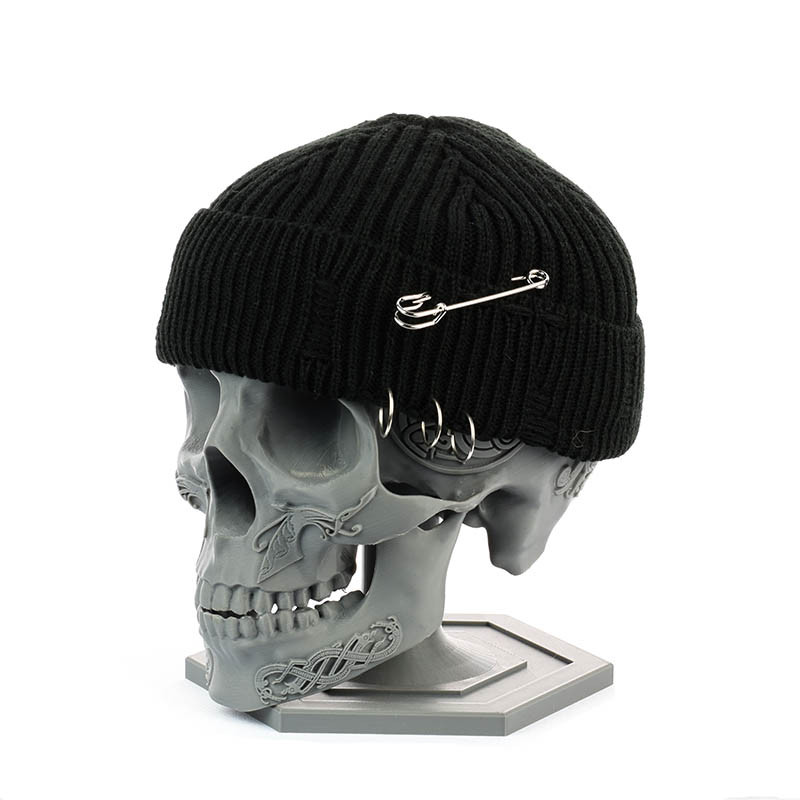 Рвана шапка-докер з Пірсінгом та Шпилькою