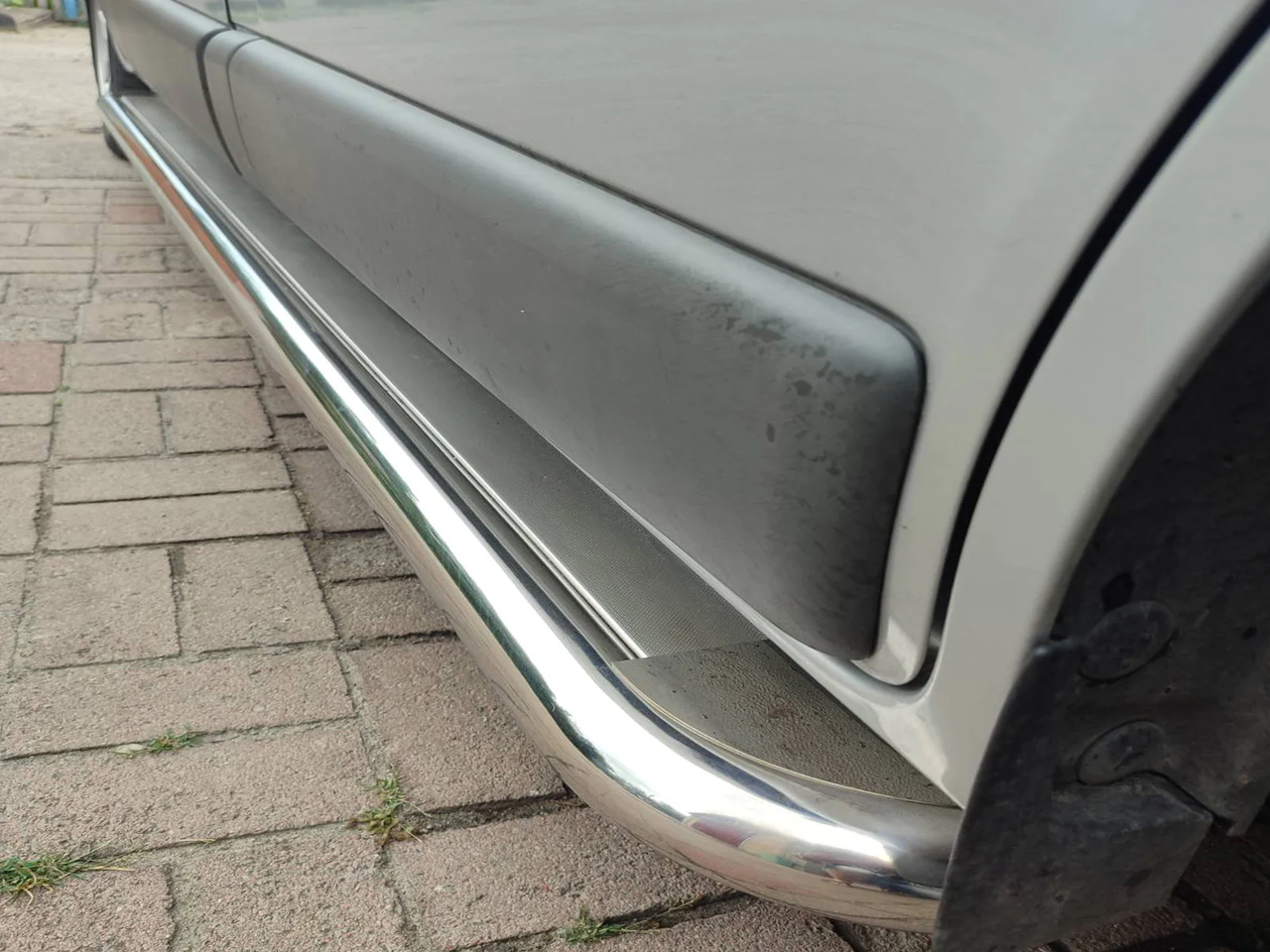 Бічні пороги площадки на Nissan NV300 Primastar 2016+ Підніжки труба з листом Ніссан НВ300 Прімастар Довга база D60 Нерж