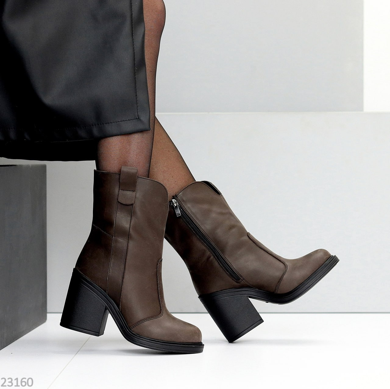 Шоколадні високі шкіряні зимові черевики ковбойки на середньому підборі, фото 1