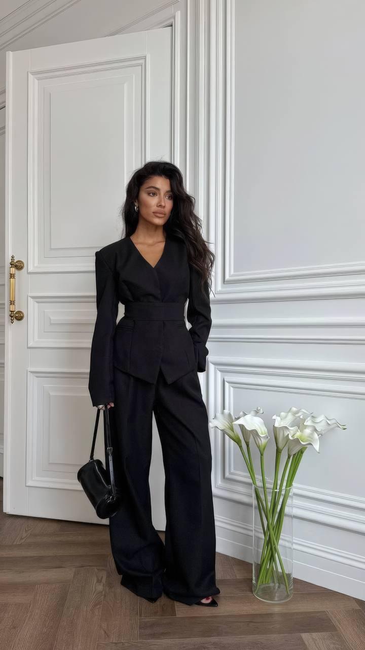 Костюм жіночий з поясом Модель: 847-1032 Колір: білий, шоколад, чорний, фото 1