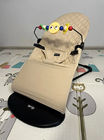 Дитячий шезлонг (крісло-гойдалка) беж + дуга з іграшками в подарунок