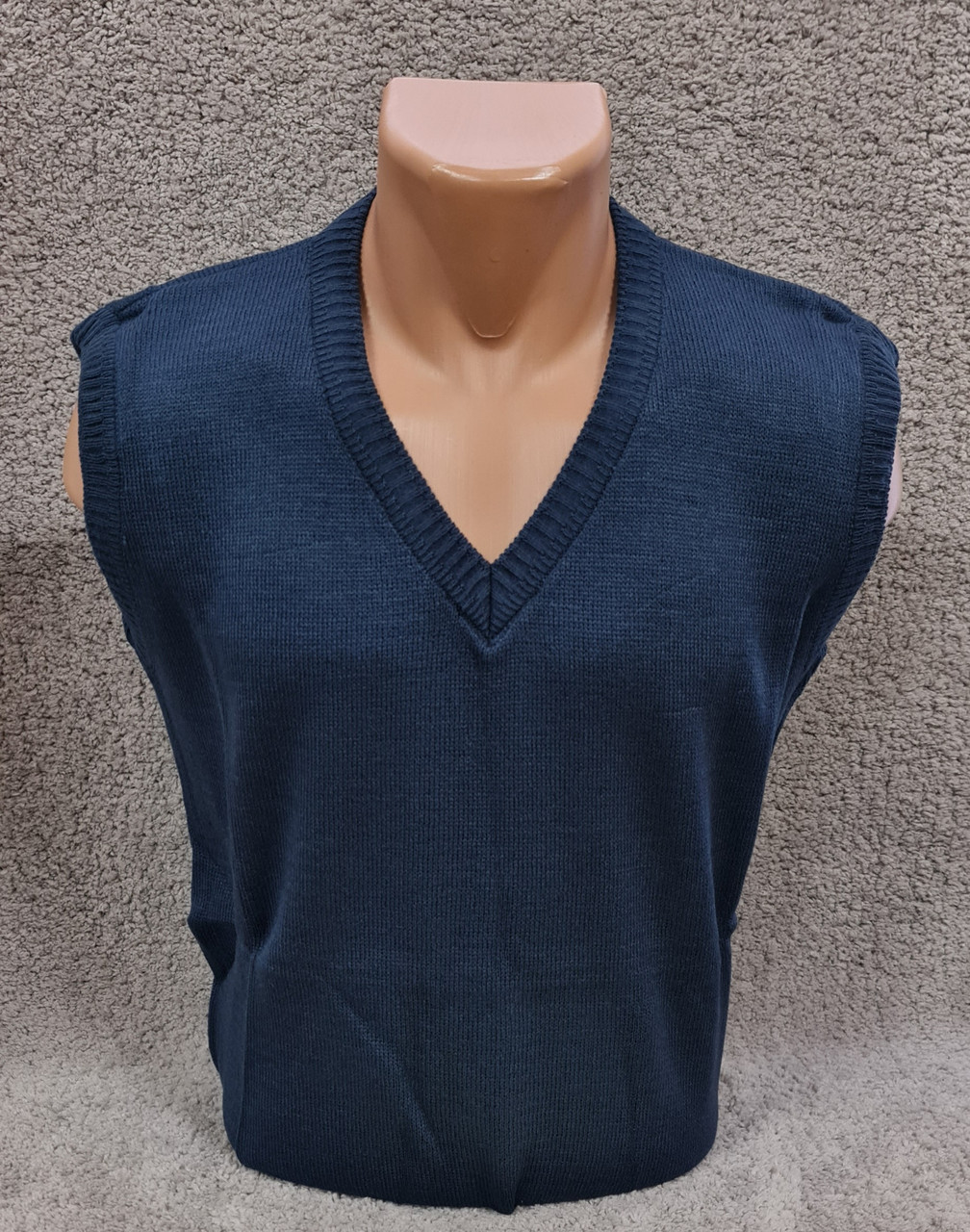 Жилетка чоловіча демісезонна однотонна з коміром мис світло-сіра