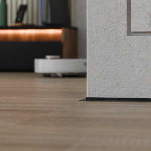 Мініплінтус алюмінієвий МПВ-018 для вінілової підлоги, серія «Тінлайн», чорний