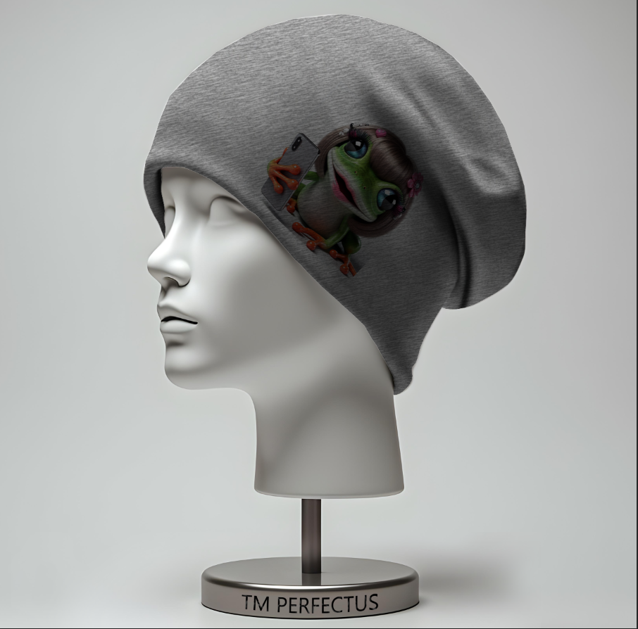 Шапка біні "Стильна жаба дівчина мем робить селфі" унісекс з принтом ВСІ розміри, фото 1