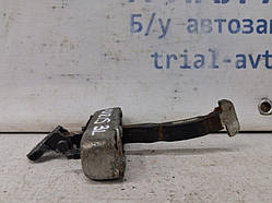 Обмежувач дверей задній лівий Toyota Auris E150 1.6 БЕНЗИН 1ZRFAE 2006 (б/у)