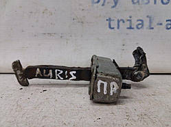 Обмежувач дверей передній правий Toyota Auris E150 1.6 БЕНЗИН 1ZRFAE 2006 (б/у)