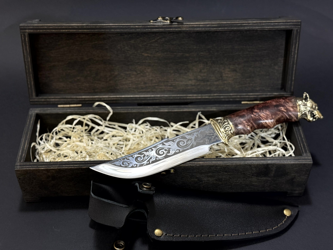 Подарунковий ніж “Вовк”, сталь 40Х13 | Ніж ручної роботи з клинком у гравіюванні та рукояттю з кленового капу