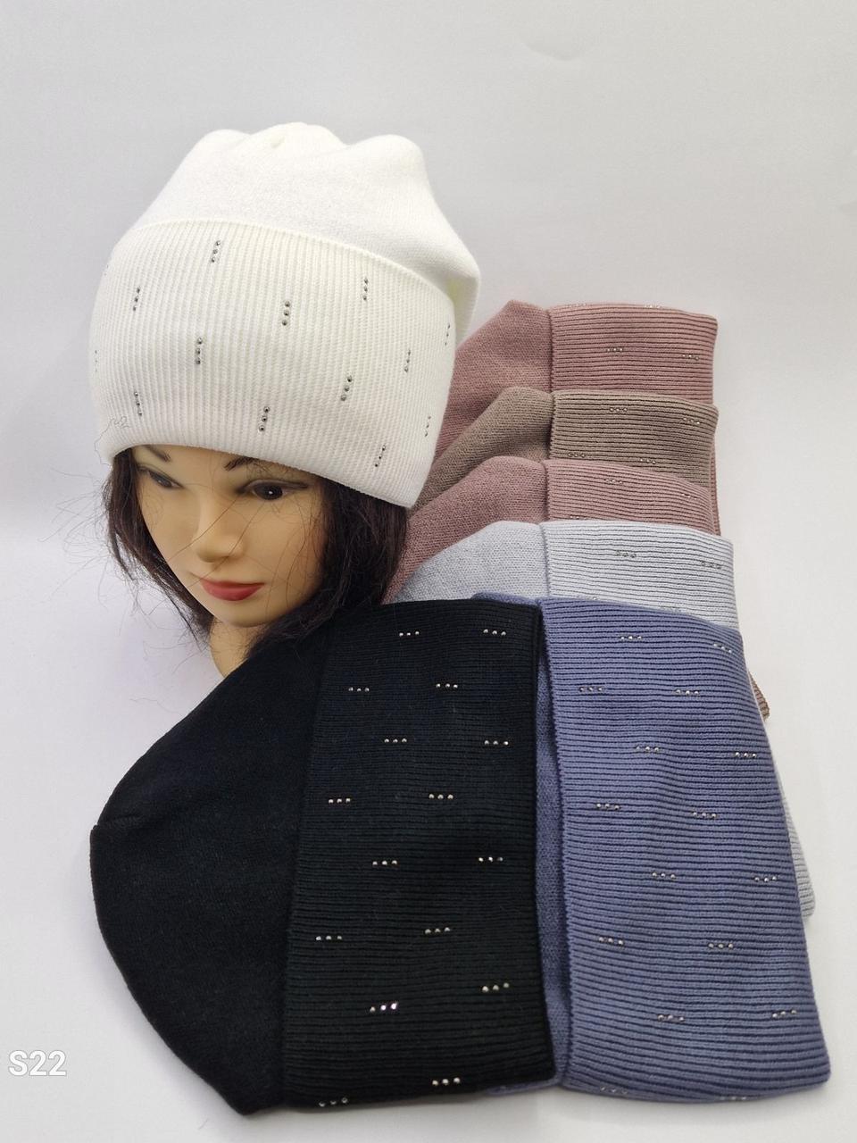 Жіноча шапка на флісі з підворотом та стразами оптом