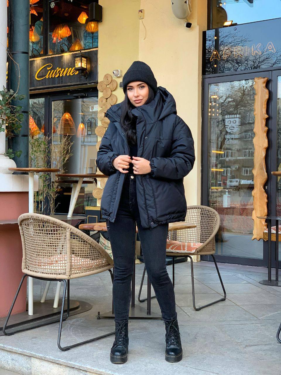 Жіноча стильна коротка базова коротка куртка з капюшоном зимова тепла об'ємна курточка на підкладці синтепон 250, фото 1